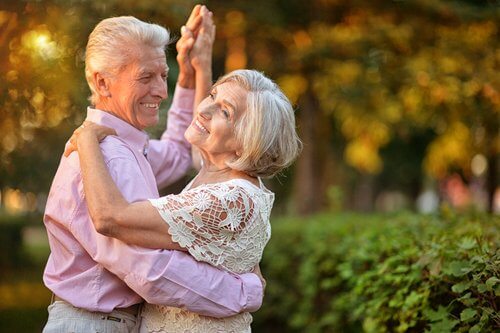 Dancing: another of the exercises for seniors.