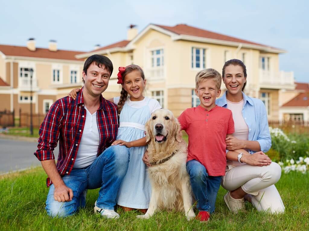 Family portrait with a golden retreiver