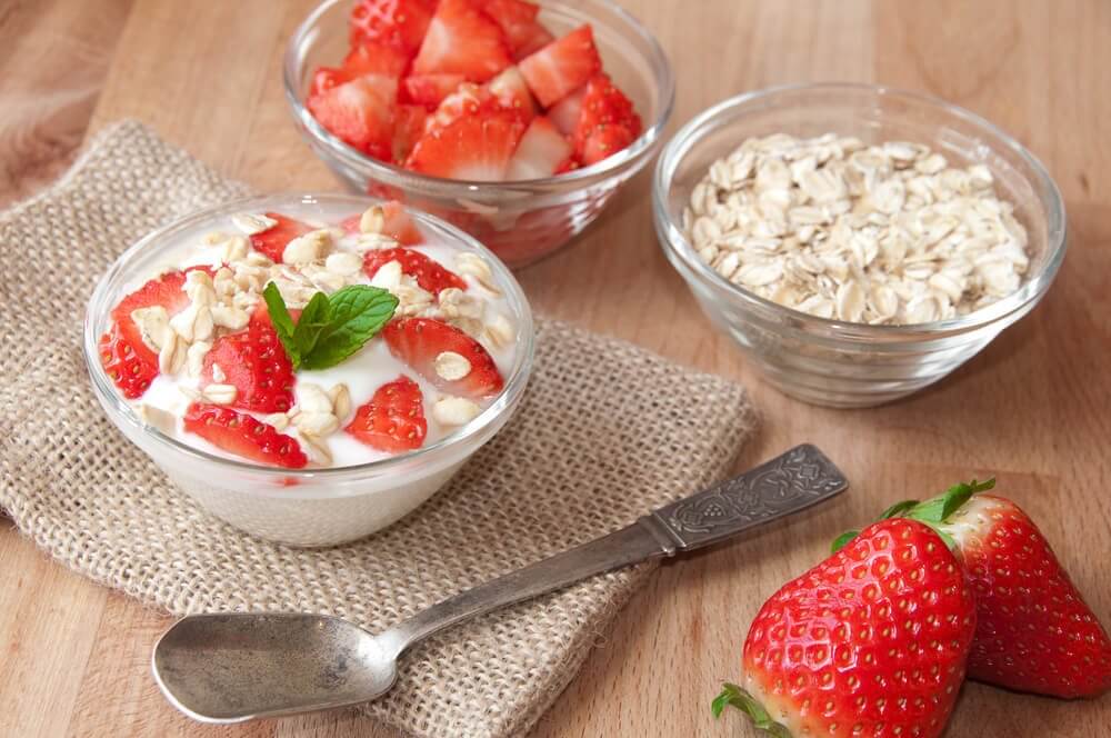 Oatmeal with strawberries and cream