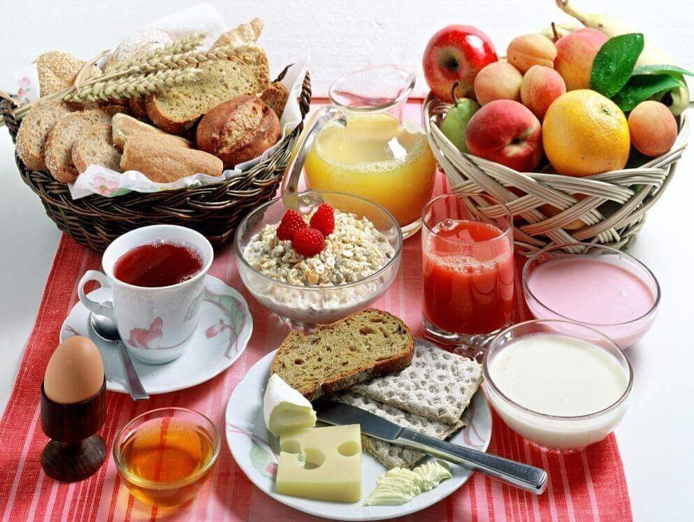 균형 잡힌 아침 식사 음식들