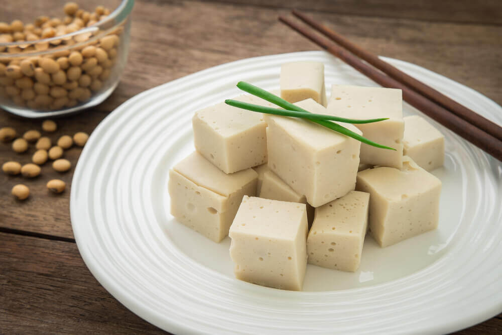vegane Diät zum Muskelaufbau - Tofu auf einem Teller