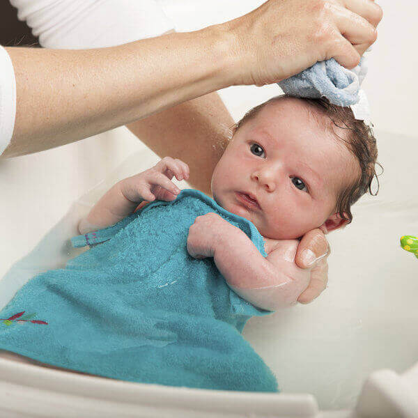 탯줄이 떨어진 신생아를 목욕시키는 방법