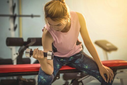 Kvinna tränar på gym