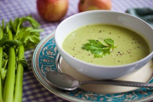 Eine Schüssel Suppe, die beim Abnehmen hilft.