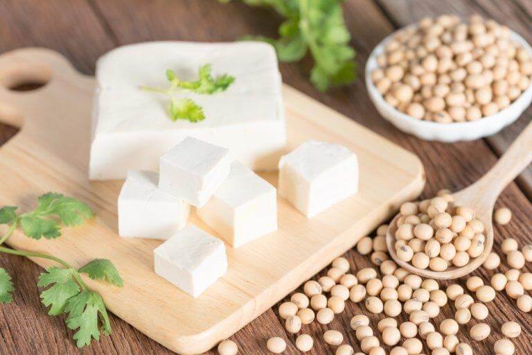 En del tofu som är ett alternativ till animaliskt protein.