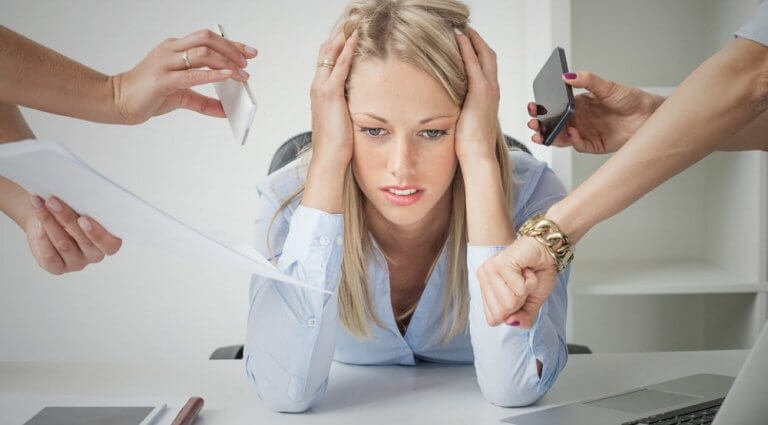 Une femme avec un stress élevé "width =" 768 "height =" 425 "/> </figure>
<p> Bien que beaucoup pensent qu'elle n'a rien à voir avec cela, <strong> l'exposition continue au stress peut déclencher les symptômes liés au syndrome des jambes sans repos. </strong> Cet état émotionnel provoque des changements drastiques dans vos niveaux d'hormones, la circulation sanguine et d'autres fonctions corporelles importantes. </p>
<ul>
<li> Il est important de pratiquer des techniques de relaxation comme le yoga et la méditation pour aider à le contrôler. </li>
</ul>
<h3> 4. Utiliser des compresses froides et chaudes </h3>
<p> La thérapie avec <a href=