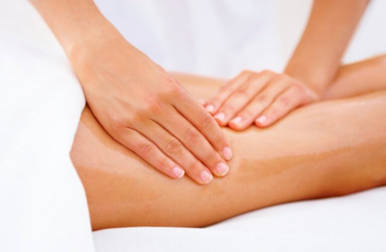 Massages "width =" 768 "height =" 502 "/> </figure>
<p> Massages, même quand vous n'avez aucun symptôme, <strong> peut vraiment aider à garder vos jambes détendues et à les activer leur circulation </strong> Cela produit un effet de chauffage qui diminue la tension musculaire, en se débarrassant des crampes de nuit <a href=