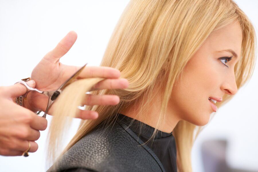 Eine Frau beim Friseur