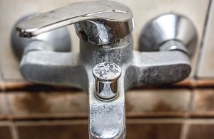 How to Remove Mineral Deposits from Your Bathroom Naturally