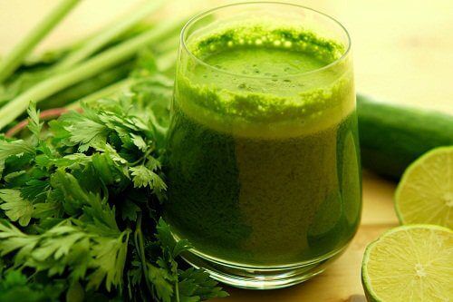 A parsley drink in a glass.