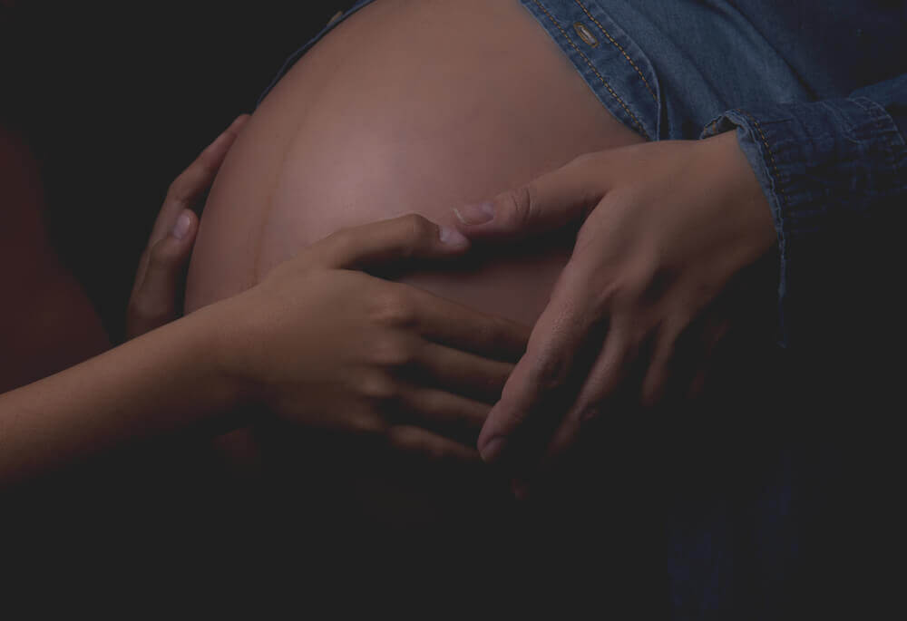 A woman with a linea nigra.