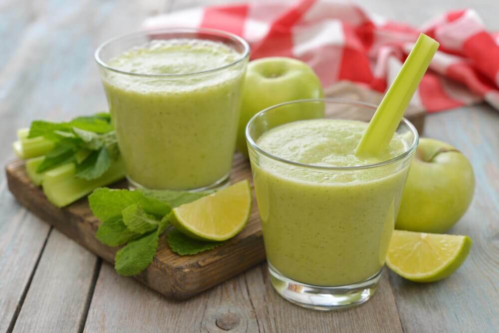 Green apple and celery smoothie to detox your liver