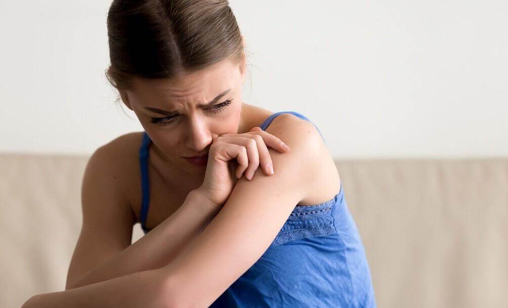 Ung kvinde der graeder - under deres barndom