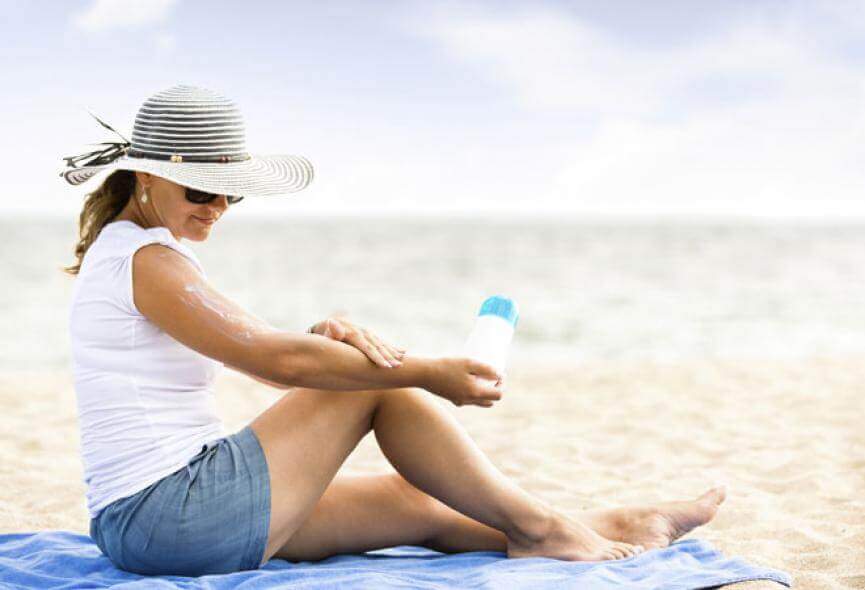 woman applying sunscreen