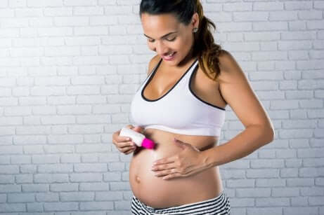 A woman with a linea nigra.