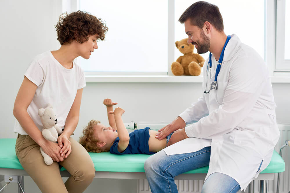 How do symptoms vary according to age?