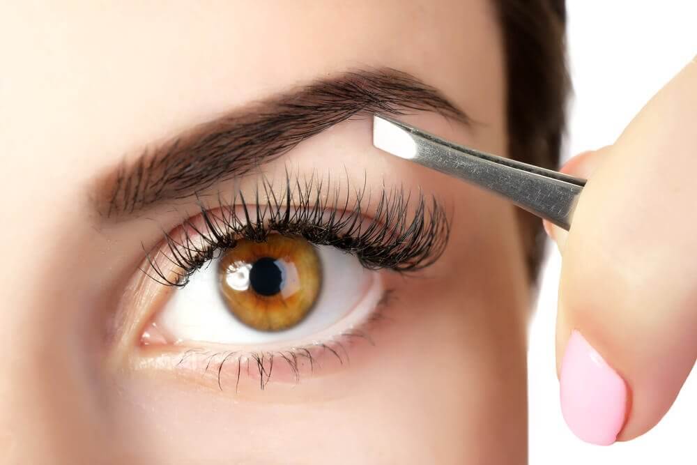 5 Tricks to Thicken Your Eyebrows with Natural Products