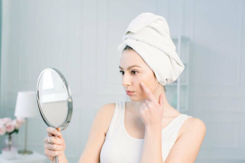A woman seeing the benefits of purlsane on her skin.