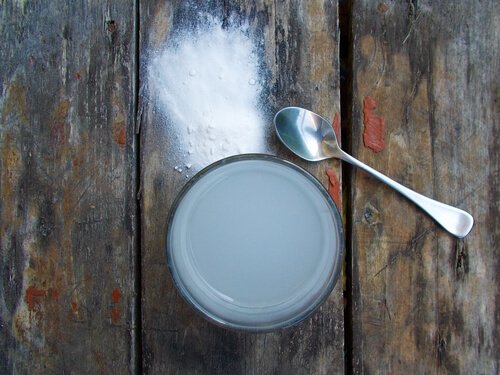 Apple cider vinegar and baking soda drink