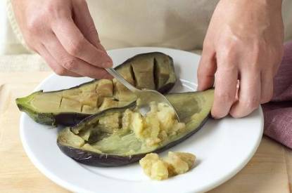 Gekookte aubergine voor baba ganoush