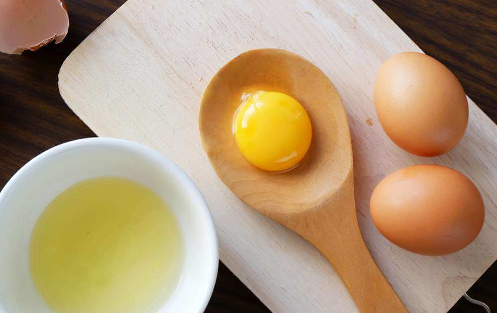 Oeufs. "Width =" 999 "height =" 629 "/> </figure>
<p> Ce masque naturel est parfait pour hydrater la peau sèche en raison de sa richesse en <strong> acides gras, acides aminés, </strong> et <strong> antioxydants </strong>. Quand il absorbe dans votre peau, il aide à régénérer vos cellules et à guérir ces fissures douloureuses. </p>
<h3> Ingrédients </h3>
<ul>
<li> 1 cuillère à soupe de lait en poudre (15 g) </li>
<li> Blanc d'oeuf </li>
<li> 1 cuillère à café de miel (7,5 g) </li>
</ul>
<h3> Instructions </h3>
<ul>
<li> Combiner les ingrédients dans un bol profond et battre jusqu'à consistance lisse. </li>
<li> Lissez le masque sur votre peau et laissez-le reposer 20 minutes. </li>
<li> Enfin, retirez-le à l'eau tiède et utilisez-le 3 fois par semaine. </li>
</ul>
<h2> Levure de bière et lait </h2>
<p> <a href=