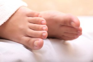 How to Use Crushed Garlic to Heal an Ingrown Toenail
