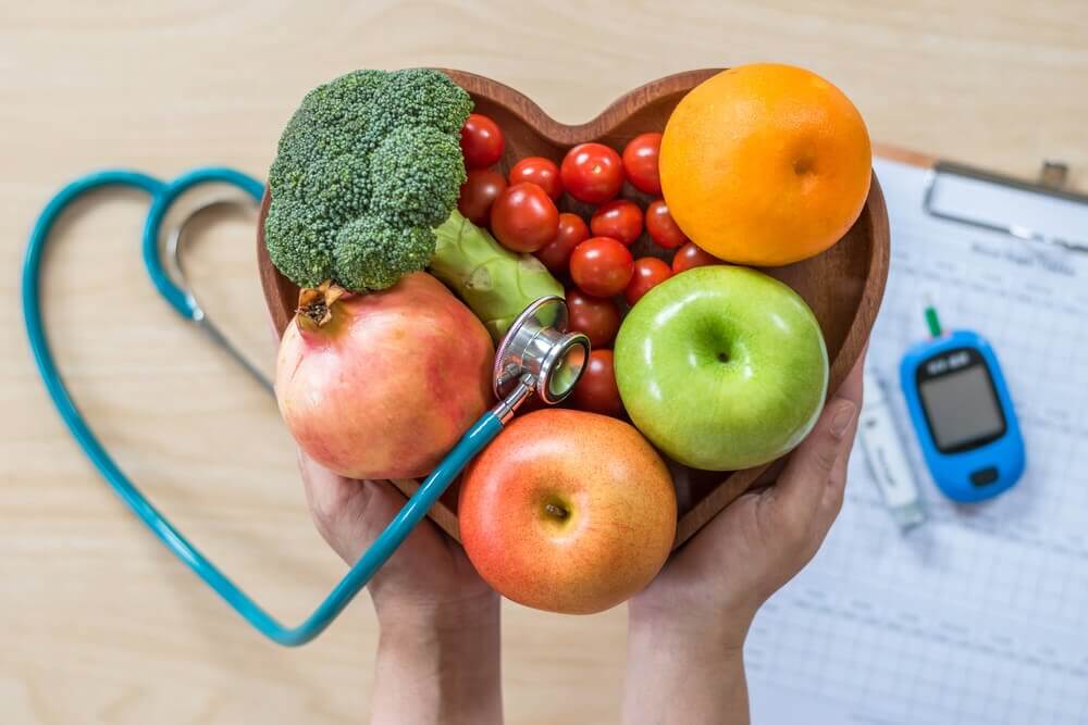 Fruits et légumes dans un bol en forme de coeur