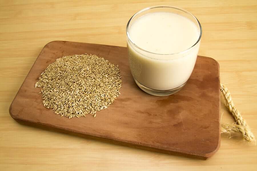 Canary seeds and a glass of milk.We can prepare a delicious canaryseed-based drink to complete our slimming diet.