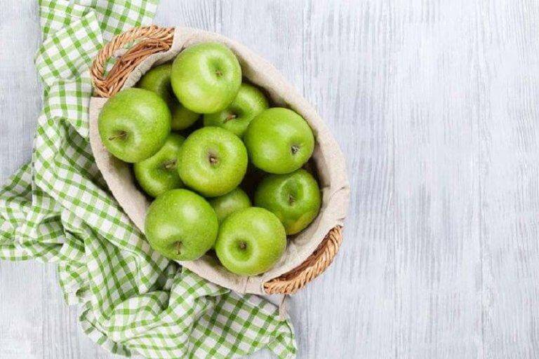 a bunch of green apples