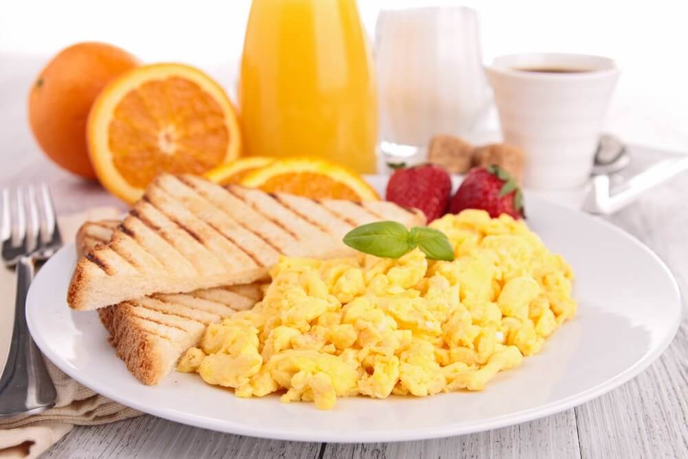 A healthy breakfast with eggs which is one of the tips for slimming down