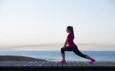 Hoge lunges bij yoga-fitness