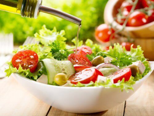 A salad that can make up part of a weight-loss diet for diabetics