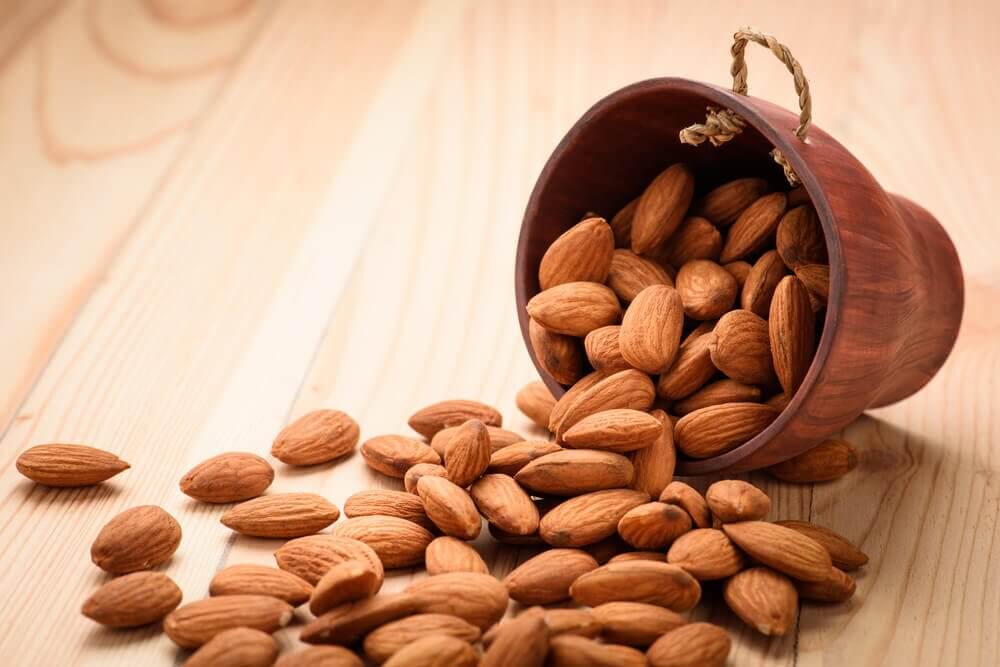 Amandes "width =" 1000 "height =" 667 "/> </figure>
<p> Les amandes sont une nourriture saine riche en protéines végétales, <a href=