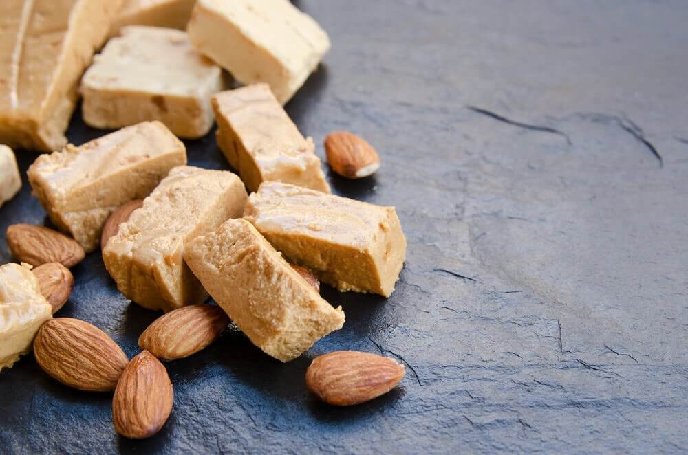 Nougat aux amandes d'Espagne "width =" 1000 "height =" 662 "/> </figure>
<h3> Ingrédients </h3>
<p> Pour faire ce doux nougat espagnol, vous aurez besoin des ingrédients suivants: </p>
<ul>
<li> <strong> 300 g d'amandes en poudre. </strong> </li>
<li> <strong> 4 cuillères à soupe (56 g) d'huile de noix de coco extra vierge. </strong> </li>
<li> <strong> 2 cuillères à soupe (30 ml) de stévia liquide raffinée. </strong> </li>
</ul>
<p> Il existe deux sortes de stévia dans les magasins d'aliments naturels: la stevia claire et raffinée qui n'a pas de saveur ou de propriétés médicinales, et une stévia plus foncée et plus épaisse. Le dernier est un remède curatif avec une forte saveur semblable à la réglisse. </p>
<p> <strong> Pour la faire cuire, nous utiliserons toujours la version affinée car sa contrepartie non raffinée changerait les saveurs de la recette </strong>. La stevia pure est idéale pour les thés médicinaux. Les deux types sont sans calories. </p>
<h3> Préparation </h3>
<p> Pour réaliser cette recette, vous devez suivre les étapes suivantes: </p>
<ul>
<li> Si la température de l'huile de coco est inférieure à 25 ° C, l'huile se solidifiera. Donc, nous aurons besoin de faire fondre l'huile au bain-marie ou au micro-ondes. <strong> Ne pas le faire bouillir sinon il perdra sa valeur nutritionnelle </strong>.
<li> Une fois que l'huile est à l'état liquide, mélangez-la avec la stévia liquide. </li>
<li> Ensuite, ajouter les amandes moulues. <strong> Vous pouvez utiliser une cuillère ou des mains propres pour le mélanger </strong>. </li>
<li> Lorsque vous avez une pâte bien mélangée, mettez le mélange dans un moule en silicone ou dans une plaque à pâtisserie peu profonde. </li>
<li> Couvrir de film plastique et laisser refroidir au réfrigérateur. L'huile de noix de coco se solidifiera et rassemblera le nougat entier. </li>
<li> <strong> Après une heure de refroidissement, le nougat sera prêt à servir </strong>.
</ul>
<p> <br />
</p>
<blockquote class=