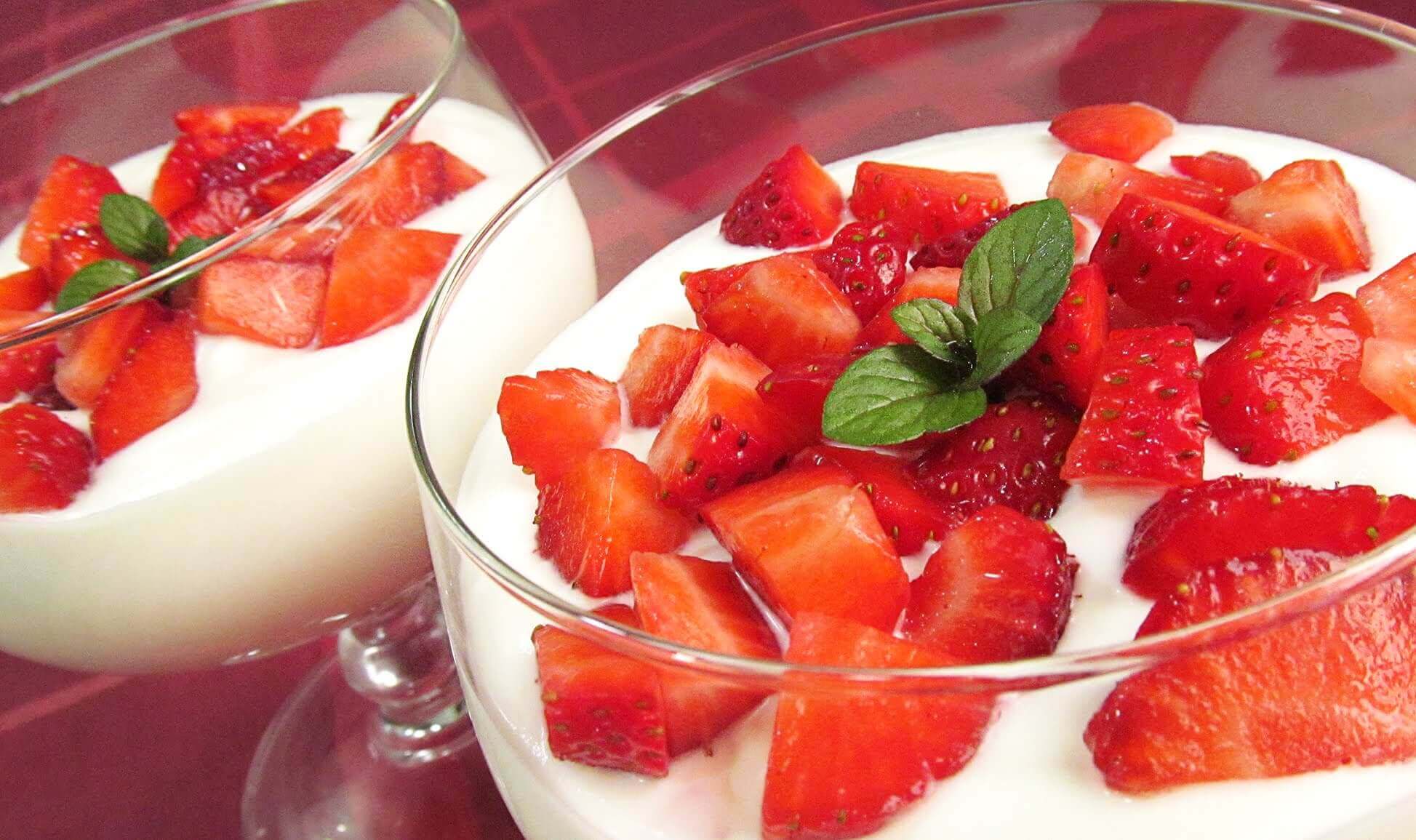 Jordbær med yoghurt er eksempel på morgenmad baseret på frugt