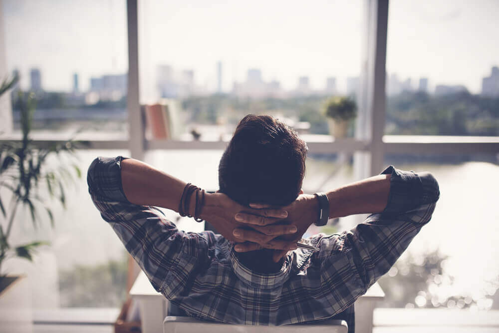 Un uomo che si rilassa su una sedia guardando fuori da una finestra "width =" 1000 "height =" 667 "/></figure><h3>4. Relax!</h3><p>Cerca di mantenere la calma e stabilire dei limiti per te stesso. Lascia il lavoro in ufficio, lascia i problemi fuori dalla camera da letto e <strong>dimentica tutto ciò che potrebbe disturbare la tua calma.</strong></p><p>Puoi anche provare alcuni massaggi:</p><p>Speriamo che questi suggerimenti ti aiutino a sconfiggere l'insonnia. Tuttavia, è importante ricordare che <strong>l'insonnia non è la fine del mondo. Non disperare. Rilassati.</strong></p><p><strong>Se soffri di insonnia per un lungo periodo di tempo, dovresti andare a vedere uno specialista.</strong> Non lasciare che ti distrugga la vita.</p><p> <br/>
<br/>
</p></div></pre><p><a href=
