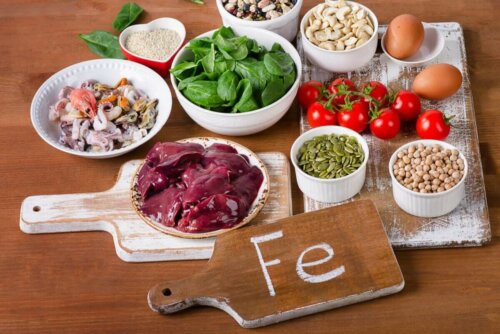Various foods and a cutting board with the Spanish word for faith.