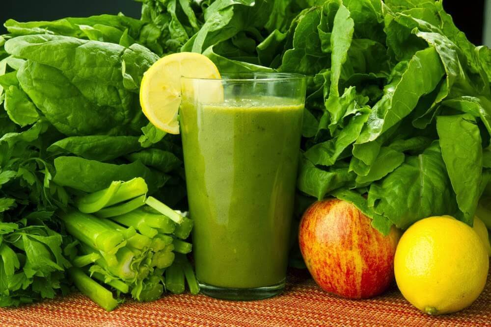 Spinach, Carrots, and Lemon: A Medicinal Drink to Eliminate Toxins