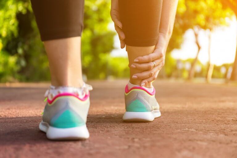 Swollen Legs: 5 Home Remedies to Alleviate Them