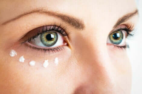 A woman who applied a cream to eliminate dark circles.
