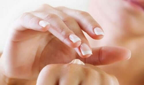 Someone putting lotion on their hands.