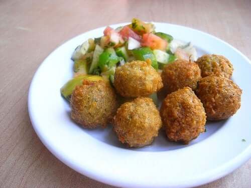 Quinoa and chickpea meatballs with fresh veggies.