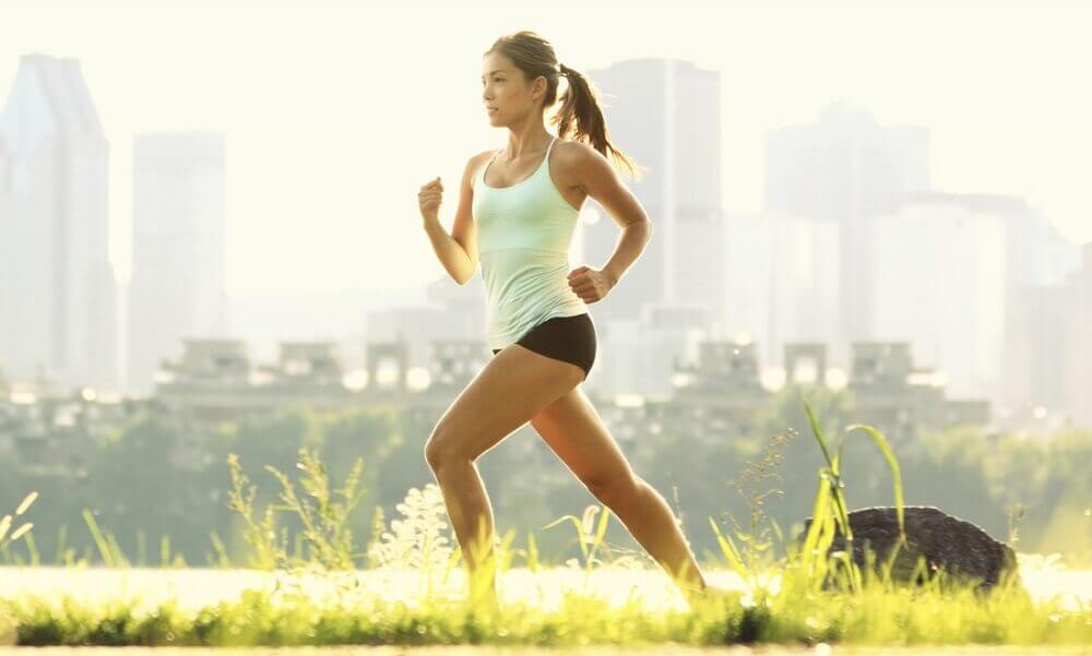 A woman running, treating constipation without laxatives