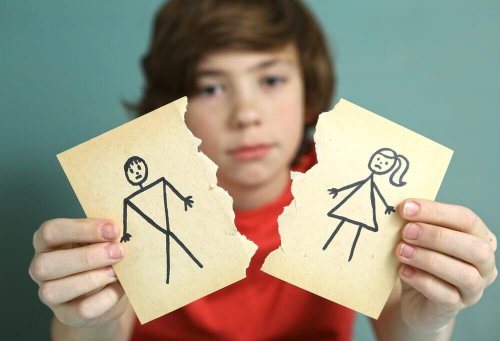 Barn river tegning af forældrepar over som symbol for de skadelige virkninger af skilsmisse