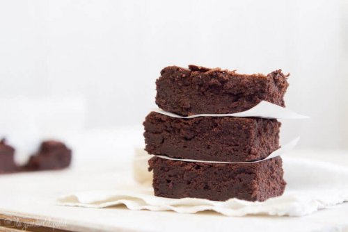 Some brownies on a plate.