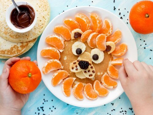 bambini con obesità "width =" 500 "height =" 375 "/></figure><p>Quindi, ti mostreremo alcuni esempi di menu giornalieri per darti alcune idee per gestire il problema di tuo figlio con l'obesità: includono gli alimenti che li aiuteranno <strong>a ottenere i nutrienti di cui hanno bisogno e nelle giuste quantità.</strong></p><h3>Menu 1</h3><ul><li> <strong>Colazione</strong>: Se avranno prodotti caseari a colazione, è essenziale che siano la varietà non grassa. Accompagna questi con pane tostato integrale e un po 'di olio d'oliva, e del succo di frutta naturale.</li><li> <strong>Lunch</strong>: un'insalata verde con semi e verdure fornirà energia e proteine. Puoi anche fare la pasta con verdure e pesce grigliato. Per dessert, è importante ridurre la quantità di zucchero consumata e dare loro un frutto con yogurt senza grassi.</li><li> <strong>Snack</strong>: La merenda a metà pomeriggio <strong>non dovrebbe essere troppo pesante.</strong> Potevano gustare un piatto a base di frutta o una ciotola di cereali integrali con latte scremato.</li><li> <strong>Cena</strong>: Per concludere la giornata, aggiungi più verdure alla loro dieta insieme a purè di patate e pollo al forno. Per dessert, una banana o una pesca completano il consumo giornaliero di frutta.</li></ul><blockquote><p> <strong>Vuoi saperne di più? <a href=