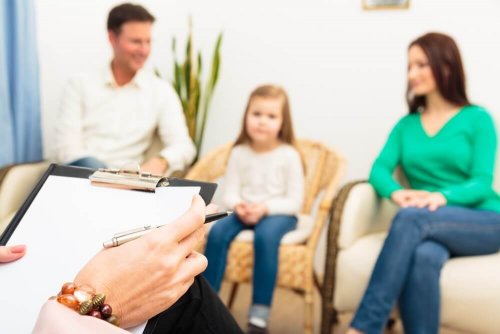 Familie i terapi for at håndtere de skadelige virkninger af skilsmisse