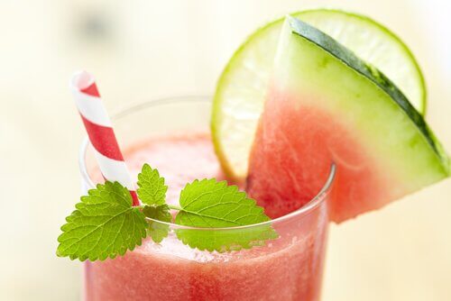 A watermelon smoothie which is one of many low calorie smoothies.