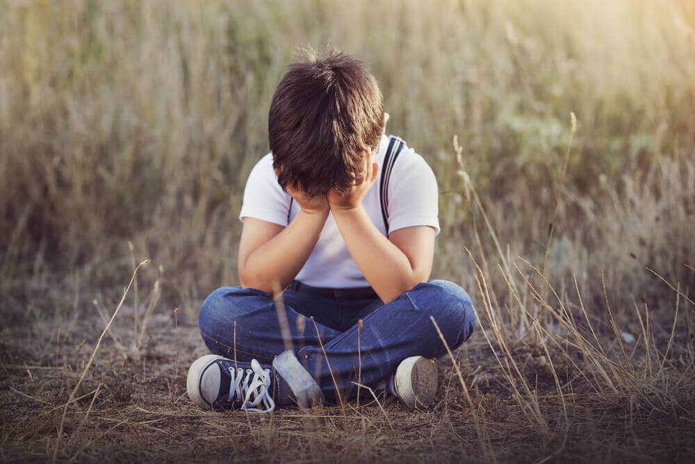 Kind sitzt weinend auf einem Feld, weil seine Eltern ihnen nicht gesagt haben, was zu tun ist, wenn sie verloren gehen "width =" 500 "height =" 334 "/></figure><p>Sowie die vorherige Richtlinien, <strong>Es ist auch sinnvoll, dass Sie Ihr Kind dazu auffordern, immer Hand in Hand zu gehen</strong>. Es ist auch eine gute Idee, die Etiketten auf der Kleidung mit ihrem Namen, Ihrem Namen und Ihrer Telefonnummer zu kennzeichnen</p><p>Bei sehr kleinen Kindern, die Schwierigkeiten haben, all diese Informationen auswendig zu lernen, kann es eine gute Idee sein, ihnen ein Stück <strong>mit den darauf geschriebenen Details</strong> zur Verfügung zu stellen. Sie können dies einem Erwachsenen zeigen, wenn sie sich verlaufen.</p><div style=