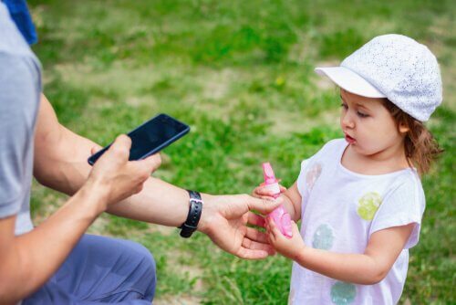 Kind bittet Erwachsene um Hilfe Wenn es verloren geht "width =" 500 "height =" 334 "/></figure><p>Wir sagen unseren Kindern immer, dass sie nicht mit Fremden sprechen sollen. <strong>Wenn sie sich verlaufen, brauchen wir sie, um jemanden zu identifizieren, dem sie sich sicher nähern können.</strong></p><ul><li>Sagen Sie ihnen, dass sie sich jemandem mit Kindern nähern können <strong></strong>.</li><li>Wenn sie niemanden mit Kindern sehen können, können sie sich entweder an eine einzelne Frau oder an einen Sicherheitsbeamten wenden.</li><li>Sie sollten dann der Person mitteilen, dass sie verloren gegangen sind, und ihren vollständigen Namen <strong>die Namen ihrer Eltern und ihre Telefonnummer</strong> angeben. Offensichtlich müssen Sie mit ihnen arbeiten, um <a href=